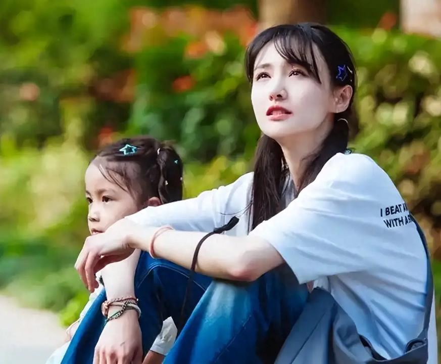 演员郑爽在美国通过代孕生育两名婴儿2.jpg
